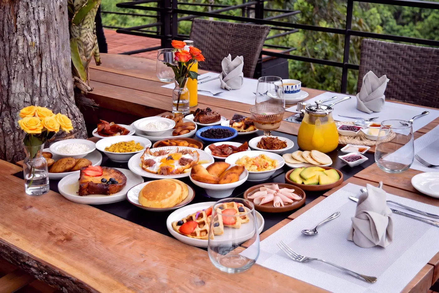 Desayuno servido en la terraza de la Casa del Árbol