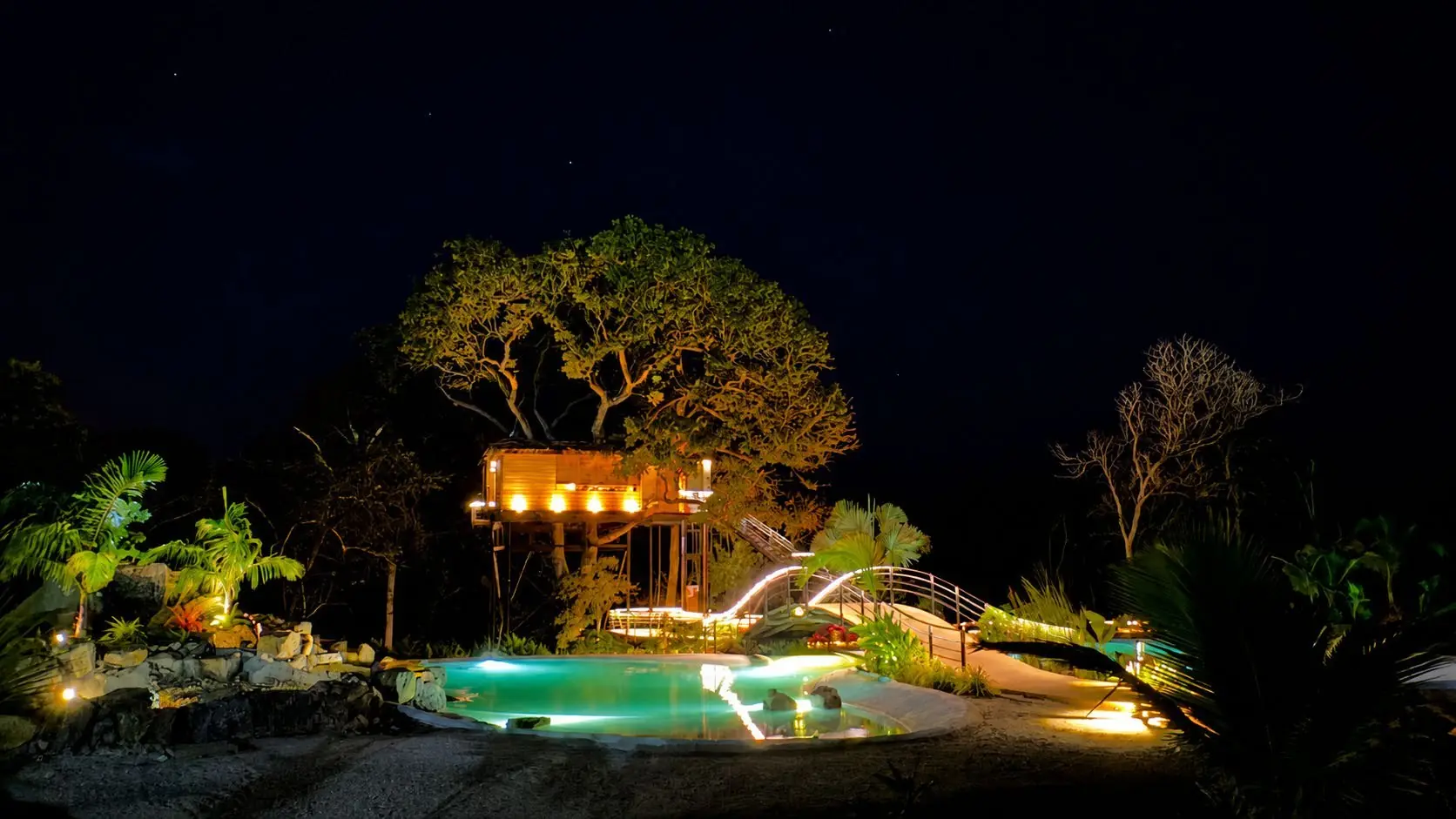 Casa del Árbol iluminada