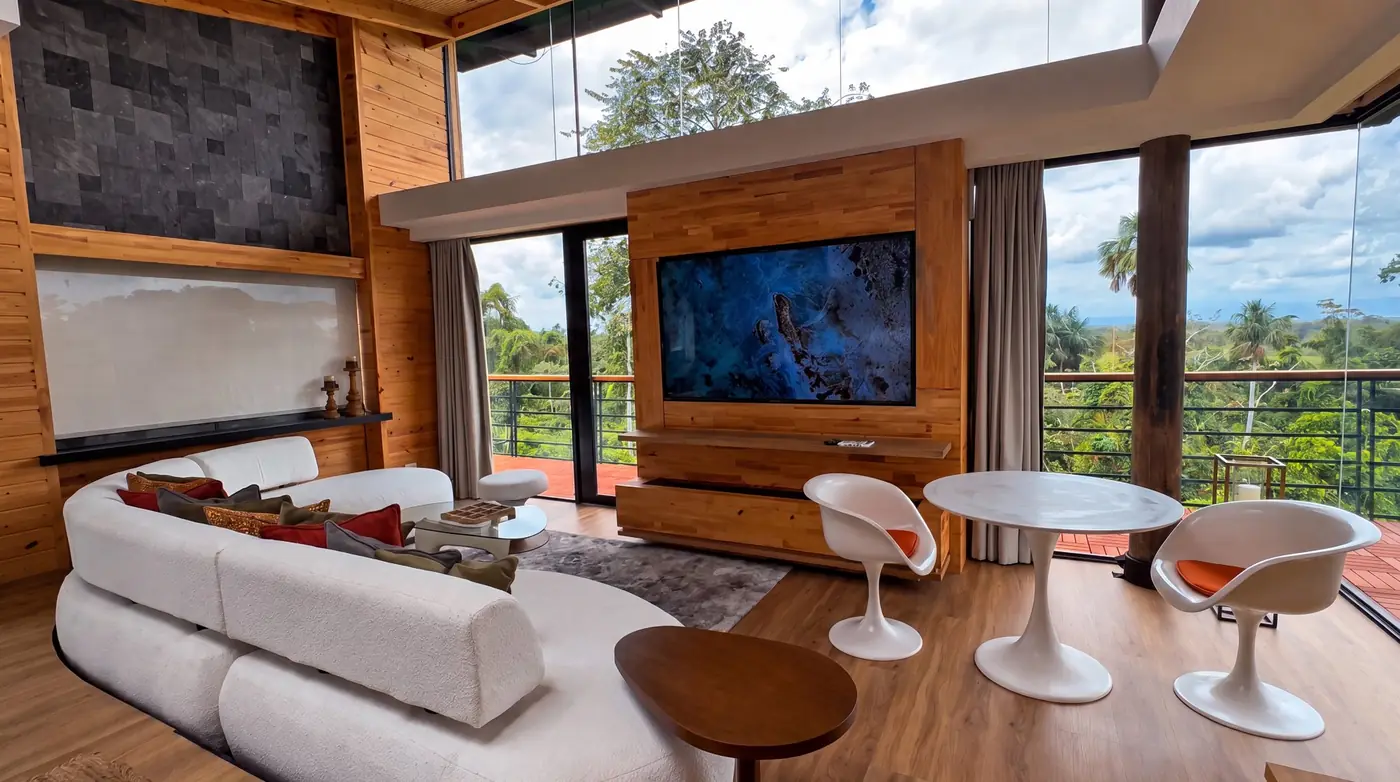 Sala de la Casa del Árbol con vista al bosque