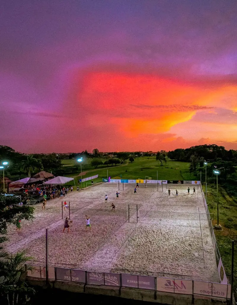 Beach tennis al atardecer