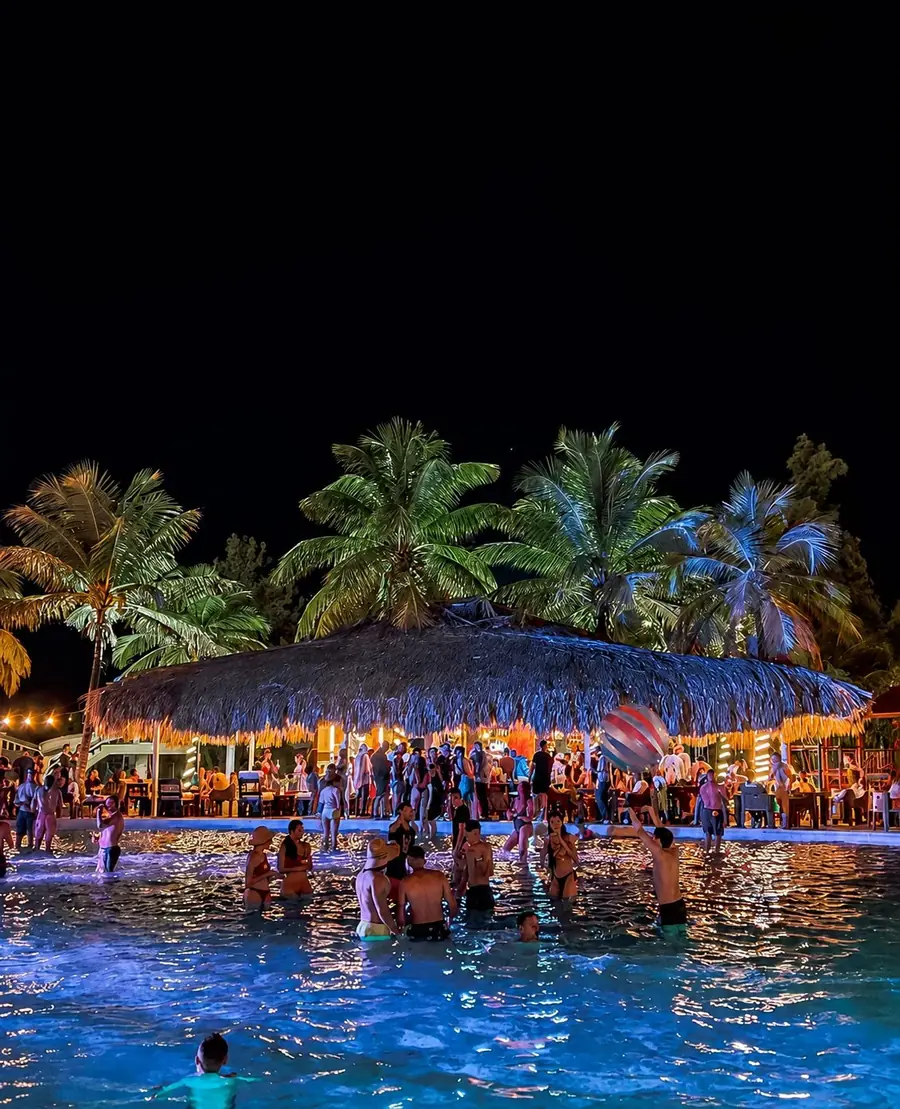 Chiringuito de noche junto a la piscina
