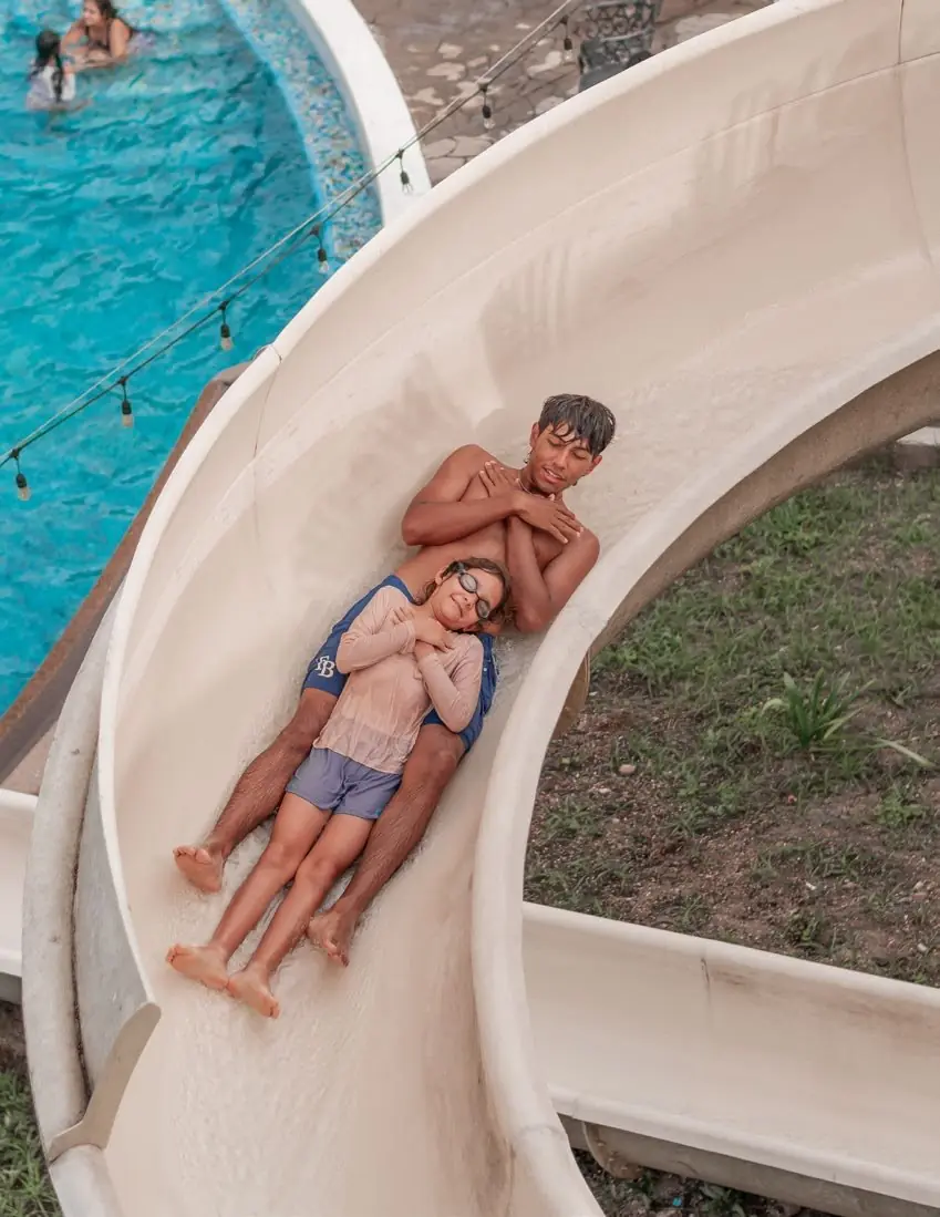 Niños en el tobogán