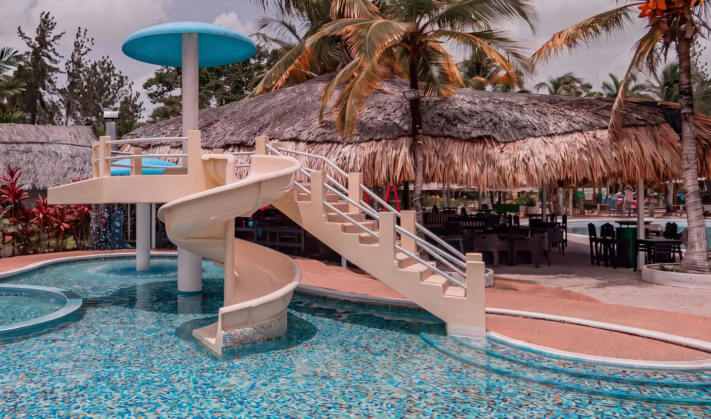 Piscina para niños con tobogán